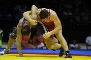 Lutte libre Homme -96kg</br>rouge: Quentin MILLIERE (FRA)</br>bleu : Viktor KAZISHVILI (ARM)</br>©Photo CIJF/Jean-Yves Ruszniewski