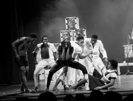 À l’occasion de la Journée mondiale de la danse, Yaya Sanou met en lumière sa méthode “vibra-signe”, une innovation alliant langue des signes et danse afro-contemporaine pour favoriser l’inclusion des personnes en situation de handicap dans le monde de la danse.