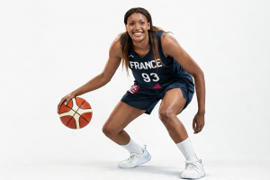 Le 24 janvier 2026, la Journée internationale du sport féminin célèbre les performances des femmes athlètes et l’égalité dans le sport, portée dans l’espace francophone par des figures engagées comme Diandra Tchatchouang, ancienne basketteuse internationale française, double championne de France et médaillée olympique à Tokyo 2021.