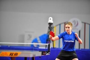  Match de tennis de table en compétition, illustrant les bienfaits physiques et mentaux de ce sport pour la santé et le bien-être. 