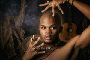 Nda Chi, lauréat en chanson aux Jeux de la Francophonie de Kinshasa, illustrant la Journée mondiale de la langue maternelle et l’importance des langues maternelles dans la création artistique et l’identité culturelle au Cameroun.