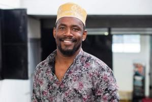 Salim Mze Hamadi Moissi, chorégraphe comorien et fondateur de la compagnie Tché-Za, juré du concours de danse aux Jeux de la Francophonie, partage ses conseils pour les jeunes artistes francophones et la danse contemporaine hip‑hop africaine.