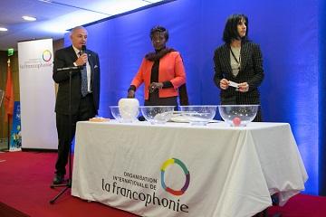 Monsieur Michel SABLON, Délégué Technique FIFA, réalisant le tirage au sort pour le tournoi de football masculin