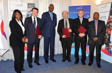 De gauche à droite : Mme Diouf, Adjointe au Maire de Nice, M. Estrosi, Maire de Nice, M. Diouf, Secrétaire général de la Francophonie, M. Hamaite, Président du CIJF, M. Duhaime, Administrateur de l’OIF, M. Sériba, Directeur du CIJF