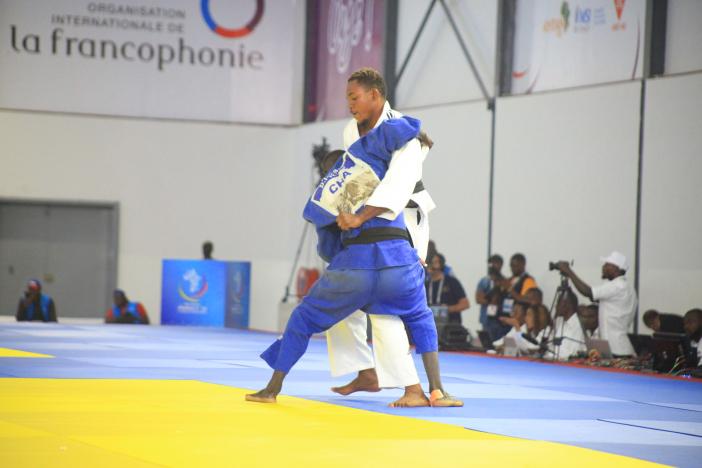 FOULA MATONDO Elwin Melcho (CGO) - DJONWE Pierre (CHA, bleu)