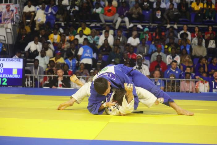 ARENCIBIA Alexandre (CAN), argent - SIBISAN Alexandru (ROU, bleu), or