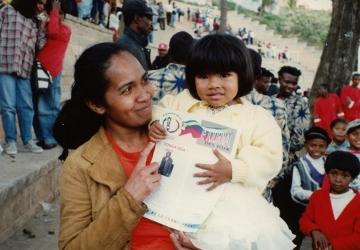 Jeune lectrice du Journal des Jeux, Jeux de la Francophonie Madagascar 1997 © CIJF/Jacques Legoff