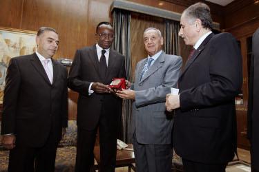 Nabih Berri, Président de l'Assemblée nationale du Liban reçoit la médaille Senghor