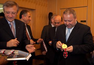 Monsieur Vasile Timis, Secrétaire d’Etat à la Culture et au Patrimoine national de Roumanie reçoit la médaille des Jeux de la Francophonie &copy; CIJF/ photo : Patrick Lazic