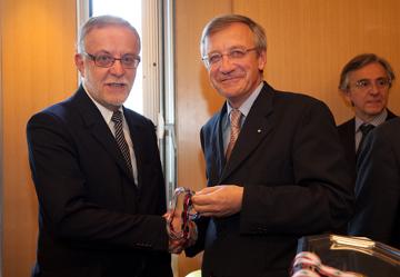 Monsieur Jean Fortin,Délégué aux affaires francophones et multilatérales de la Délégation générale du Québec à Paris reçoit au nom du Ministre de l'Education, du Loisir et du Sport du Canada Québec la médaille des Jeux de la Francophonie &copy; CIJF/ Patrick Lazic