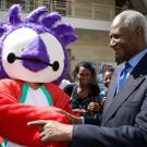 Abdou Diouf, Secrétaire général de la Francophonie rencontreles jeunes participants et les volontaires aux VIes Jeux de laFrancophonie à Beyrouth le 29 sept 2009Cedrus, la mascotte des VIes Jeux de la Francophonie, accueille Abdou Diouf au village francophone le 29 sept 2009Crédit Photo © Patrick Lagic