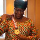 SE Madame Ama Tutu Muna, Ministre de la Culture du Cameroun reçoit la médaille des Jeux de la Francophonie &copy; CIJF/ photo : Patrick Lazic