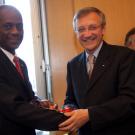 S.E. Monsieur Evans Lescouflair, Ministre de la Jeunesse, des Sports et de l’Education Civique d'Haïti reçoit la médaille des Jeux de la Francophonie