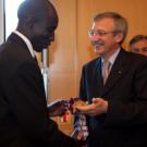 Monsieur Sonar Ngom, Deuxième secrétaire à l’Ambassade du Sénégal en France reçoit au nom du Ministre de la Jeunesse et des Sports du Sénégal la médaille des Jeux de la Francophonie &copy; CIJF / photo : Patrick Lazic
