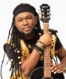 Jean Jean Roosevelt, voix authentique d'Haïti et médaillé d'or de la chanson aux Jeux de la Francophonie 2013 à Nice, représente aujourd'hui les artistes au CIJF et partage par sa musique la mémoire collective, l'écologie et la solidarité francophone.