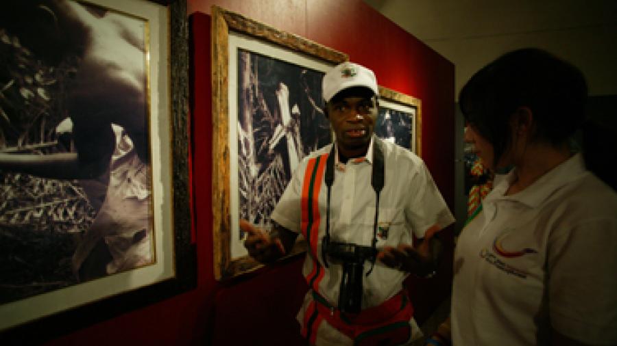 Jeux de la FrancophonieLiban 2009 :Emmanuele Adou (Côte d'Ivoire), photographe -Inauguration des Expositions Palais de l'UNESCO - 27 sept 2009;© Jean-Yves Ruszniewski / CIJF