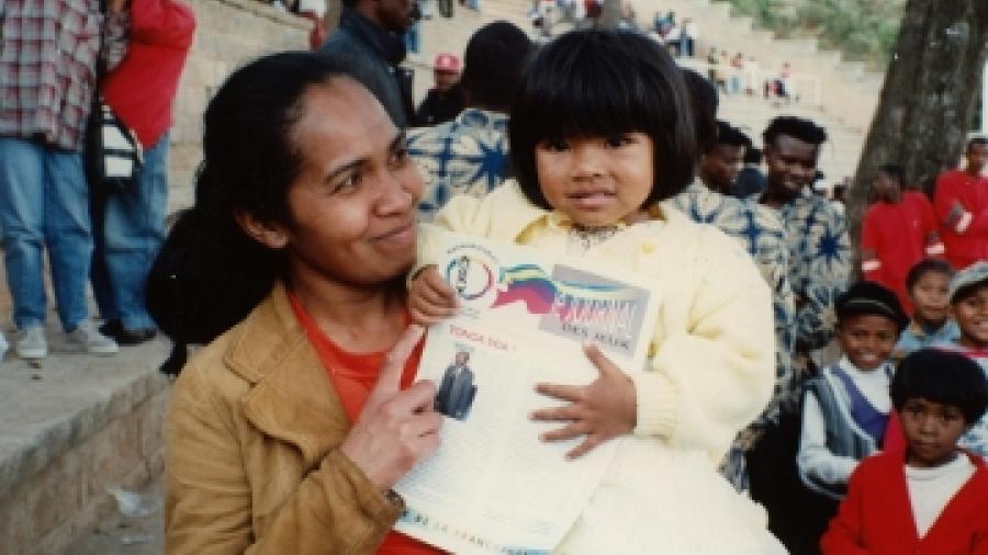 Jeune lectrice du Journal des Jeux, Jeux de la Francophonie Madagascar 1997 © CIJF/Jacques Legoff