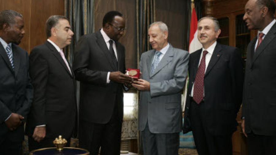 Nabih Berri, Président de l'Assemblée nationale du Liban reçoit la médaille Senghor