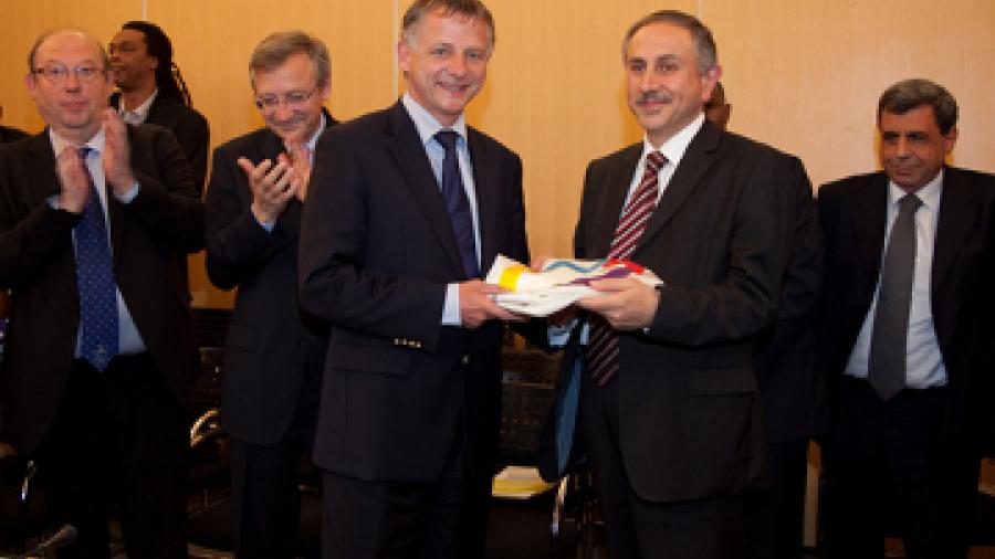 Son Excellence Monsieur Ali Hussein Abdallah, Ministre de la Jeunesse et des Sports du Liban remet le drapeau des Jeux de la Francophonie à Monsieur Benoit Kandel,1er Adjoint du Maire de Nice © CIJF/photo : Patrick Lazic