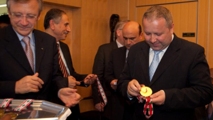 Monsieur Vasile Timis, Secrétaire d’Etat à la Culture et au Patrimoine national de Roumanie reçoit la médaille des Jeux de la Francophonie © CIJF/ photo : Patrick Lazic