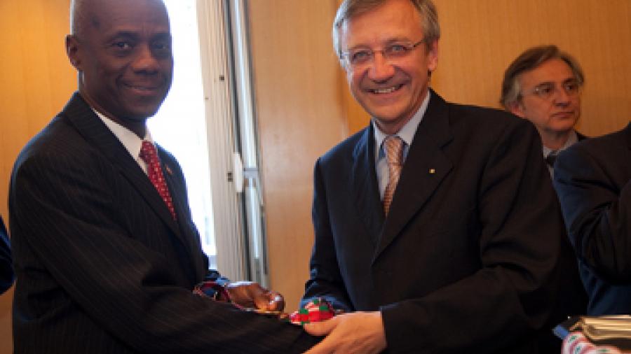 S.E. Monsieur Evans Lescouflair, Ministre de la Jeunesse, des Sports et de l’Education Civique d'Haïti reçoit la médaille des Jeux de la Francophonie
