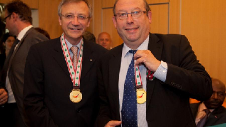 M. René Hamaite, Président du Conseil d'Orientation du CIJF, Directeur général du Sport, Communauté française de Belgique reçoit la médaille des Jeux de la Francophonie © CIJF / photo : Patrick Lazic