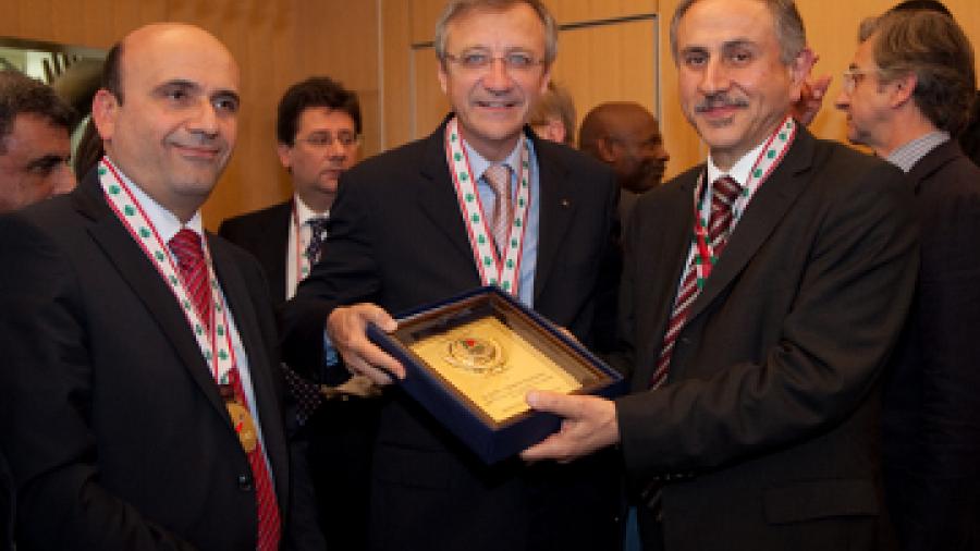 Son Excellence Monsieur Ali Hussein Abdallah, Ministre de la Jeunesse et des Sports du Liban remet le témoignage de reconnaissancedu Ministère de la Jeunesse et des Sports du Liban à Monsieur Clément Duhaime, Admnistrateur de l'OIF © CIJF / photo : Patrick Lazic