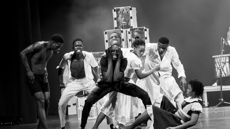À l’occasion de la Journée mondiale de la danse, Yaya Sanou met en lumière sa méthode “vibra-signe”, une innovation alliant langue des signes et danse afro-contemporaine pour favoriser l’inclusion des personnes en situation de handicap dans le monde de la danse.