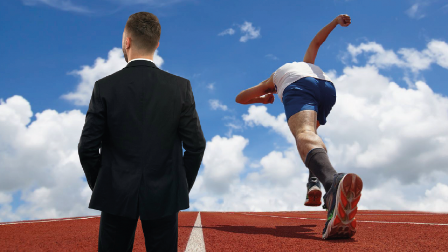 Les métiers du sport forment une véritable symphonie, où chaque professionnel, du préparateur physique au coach, kinésithérapeute et analyste de données, contribue à optimiser la performance des athlètes pour des résultats exceptionnels.