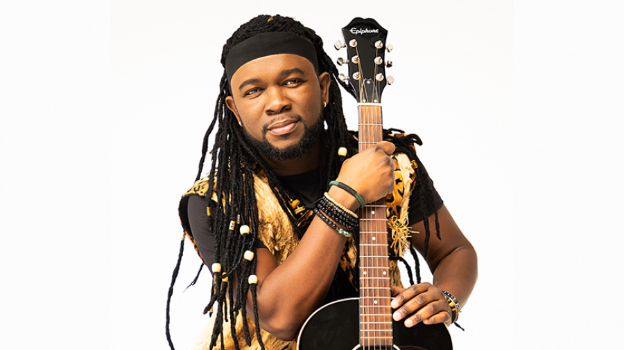 Portrait de Jean-Jean Roosevelt, chanteur et musicien haïtien, médaillé d’or aux Jeux de la Francophonie 2013 à Nice et artiste à la carrière internationale.