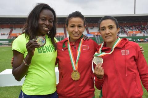 Podium 800m AKKAOUI Malika - Maroc (or), YARIGO Noélie Ditchakou- Benin (argent), SIHAM Hilali - Maroc (bronze)