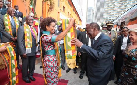 La Secrétaire Générale de l’OIF remettant l’écharpe des Jeux à S.E.M Alassane Ouattara, Président de la Côte d’Ivoire 